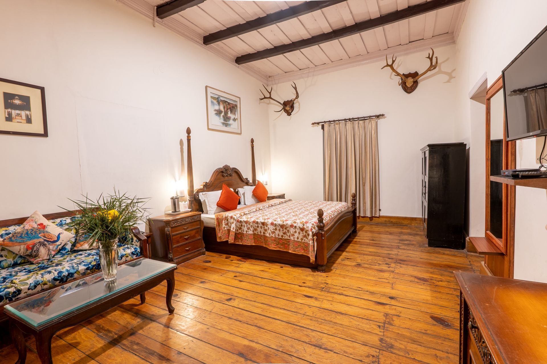 Ramsay suite expansive luxury master bedroom at The Hive Cottage Nainital